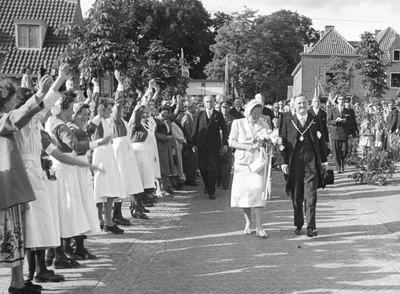 405205 Afbeelding van het bezoek van Koningin Juliana aan Rhenen, met rechts van de Koningin burgemeester mr. ...